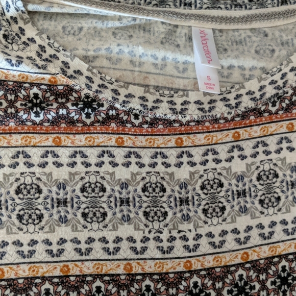 Patterned top - Picture 2 of 3